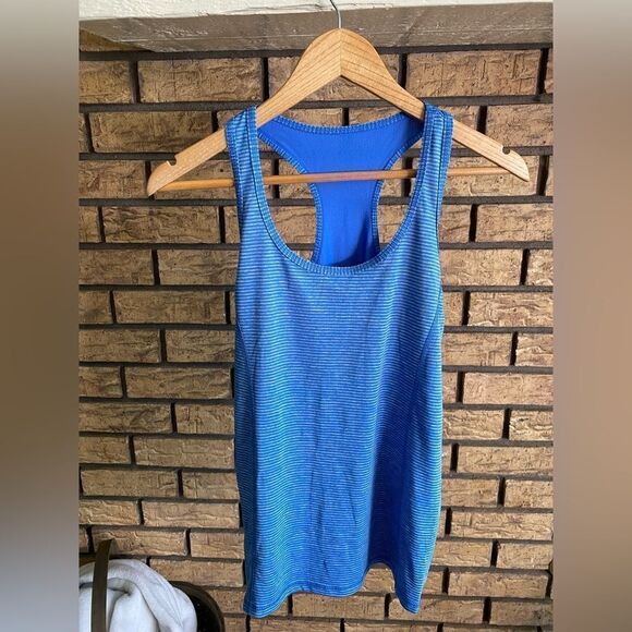 Two medium Danskin tanks‎ - Picture 1 of 9